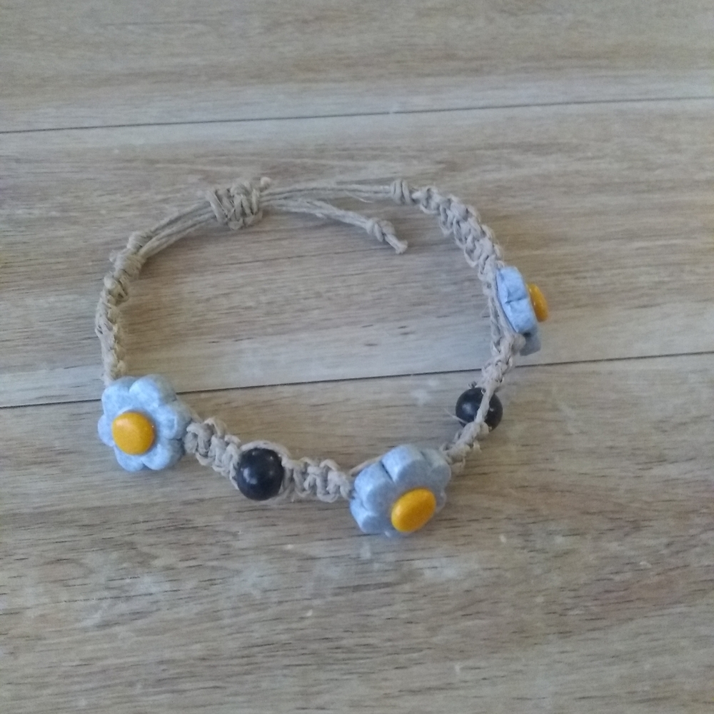 Handmade Hemp Bracelet (Daisy/Blue)
